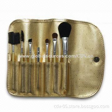 7-piece travel makeup brush set, made of great goat and pony hair with wooden handle and PU pouchNew